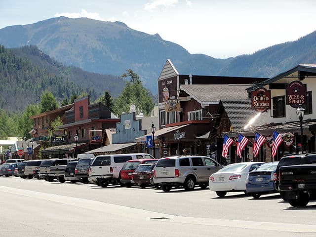 grand lake colorado - https://upload.wikimedia.org/wikipedia/commons/thumb/f/fe/Downtown_Grand_Lake_Colorado_USA.JPG/640px-Downtown_Grand_Lake_Colorado_USA.JPG